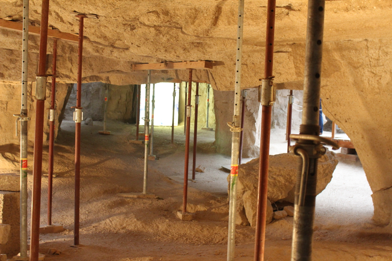Here you can see how part of the supports are still very square (so Roman), while others have bean weakened by the Medieval miners, like the one on the right.